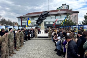 У Косові на Франківщині відкрили алею з портретами полонених і зниклих безвісти захисників