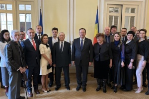 Посол України в Румунії вручив орден «За заслуги» ІІІ ступеня мовознавцю Робчуку