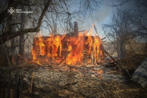 Чернігівщину атакували російські дрони - спалахнула пожежа, є загиблий