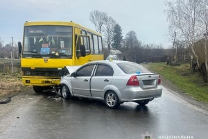 На Львівщині легковик зіткнувся з маршруткою, четверо травмованих