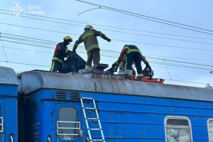 У Києві підліток загинув від удару струмом на даху поїзда, ще двоє дістали опіки