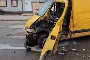 російські терористи атакували з дрона цивільний мікроавтобус у середмісті Херсона