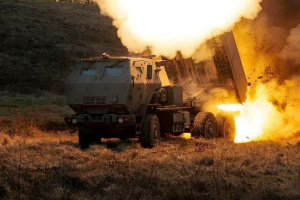 Streitkräfte treffen Metallurgiewerk in Altschewsk und russischen Militärzug