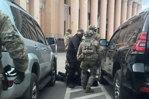 Махінації з цінною деревиною: на Харківщині затримали керівника партійного осередку