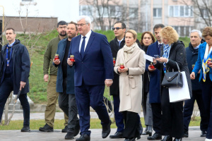 ＥＵ外相代表団、ブチャでロシア占領の犠牲者を追悼