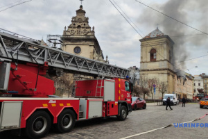 Representantes de la UNESCO visitan sitios del patrimonio cultural en Lviv que resultaron dañados por el ataque ruso