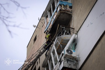 Rusos atacan un edificio de apartamentos en Járkiv con un dron, hay víctimas