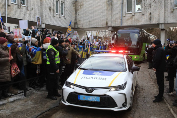 Два роки чекання: військовий Владислав обійняв маму після повернення з полону