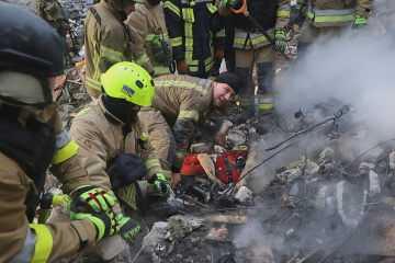 À Kharkiv, le corps de la neuvième victime a été retrouvé sous les décombres d'un immeuble détruit 