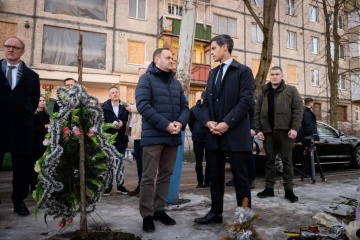 Kuleba und niederländischer Ministerpräsident besuchen durch russischen Angriff beschädigtes Haus in Kyjiw