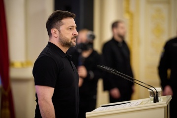 Zelensky honors civilian and military volunteers, presents awards to families of fallen
