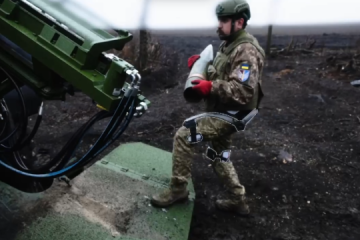 First in Defense Forces: paratroopers show how they test exoskeletons in combat conditions