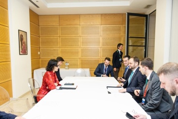 Kuleba aborda un mecanismo de financiación acelerada para una recuperación más rápida tras los bombardeos con la comisaria europea