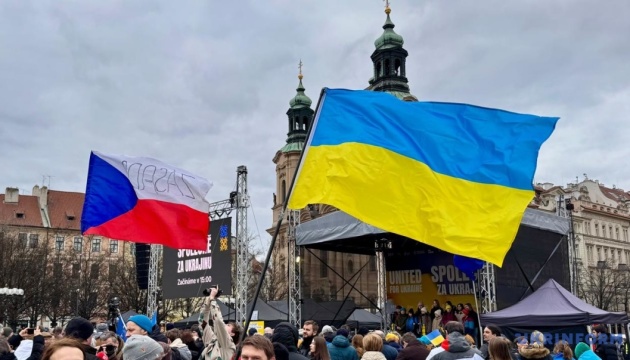 Більш як половина чехів підтримують військову допомогу Україні