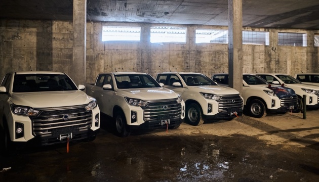 Київщина передала пікапи для підрозділу «Архангел»