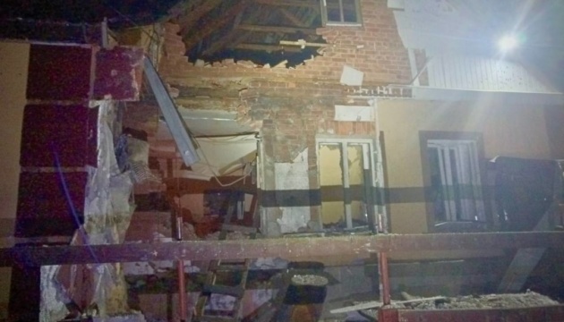 Ворожий БПЛА пошкодив житловий будинок на околиці Сум