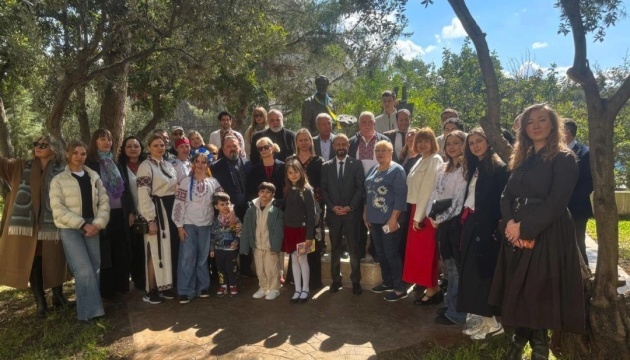 Українці в Бейруті відзначили Шевченківські дні покладанням квітів до пам’ятника Кобзарю та виставою