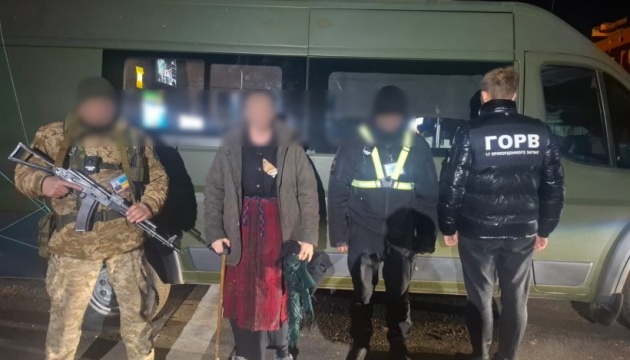 На Одещині 30-річний чоловік під виглядом бабусі намагався виїхати до Молдови 