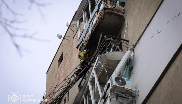 Rusos atacan un edificio de apartamentos en Járkiv con un dron, hay víctimas