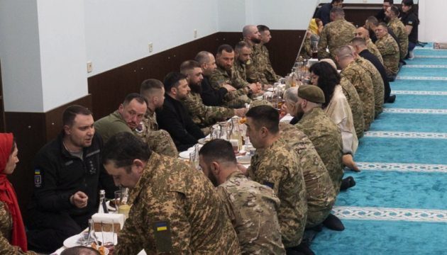 ゼレンシキー宇大統領、イフタルに出席　イスラム教徒の軍人らに勲章授与