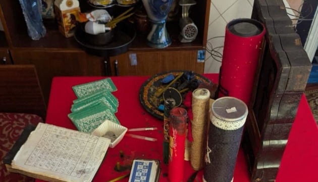 У Києві трьом «ясновидицям», які наворожили на ₴1,4 мільйона, повідомили про підозру