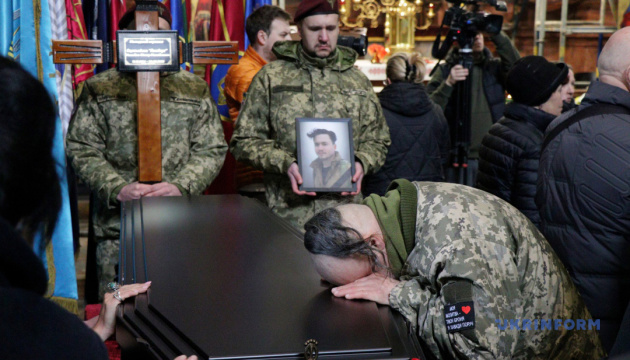 У Львові попрощалися з сином письменниці Олени Чернінької – захисником із позивним Лемберґ / Фото: Ігор Федик, Укрінформ