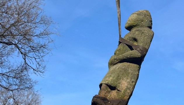 Військові евакуювали із Новомиколаївки на Запоріжжі кам’яні пам’ятки XII століття