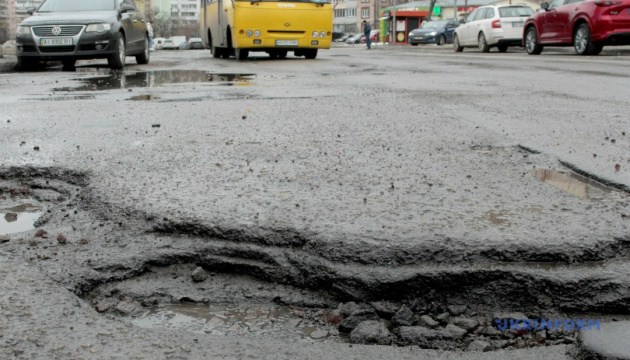 На ямкові ремонти доріг уряд додатково виділив три мільярди гривень