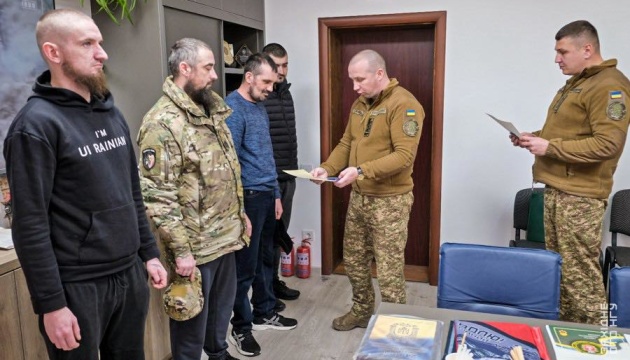 На Буковині нагородили п'ятьох нацгвардійців, які тримали оборону 173 дні 