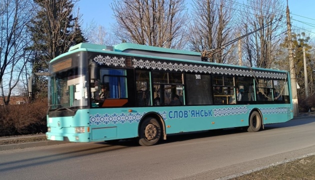 У Слов’янську демонтують тролейбусну мережу задля облаштування доріг антидроновими сітками