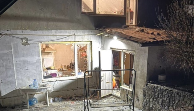 Російський дрон уночі вдарив по селу на Харківщині, троє постраждалих