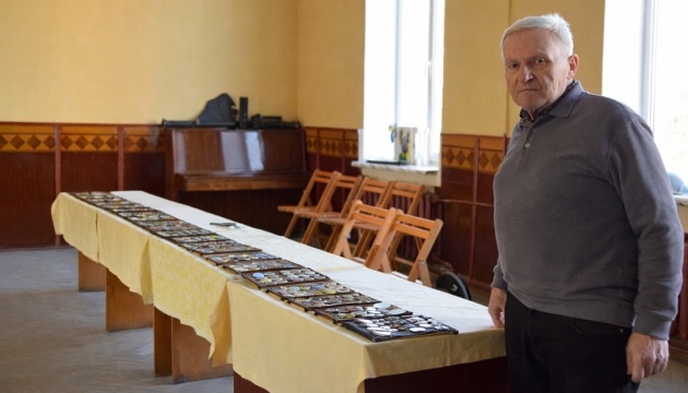 Житель Тернопільщини зібрав понад 600 значків, присвячених Тарасу Шевченку