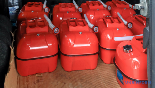 Паніка на АЗС уже додала до пального 5 гривень, але експерти кажуть - підвищення цін безпідставне