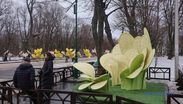 У Харкові прикрашають місто до свята Весни / Фото: В'ячеслав Мадієвський, Укрінформ
