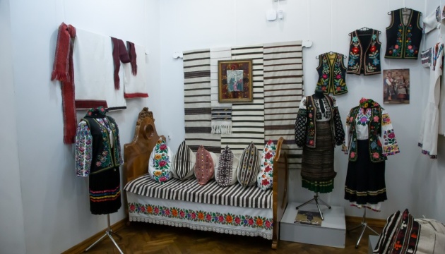 Музей на Прикарпатті показав колекцію «чорних» сорочок ХІХ-ХХ століття