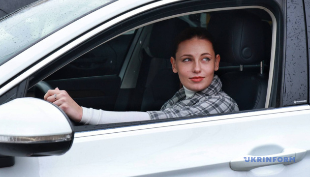 «Бачу ціль - не бачу перешкод»: історія дівчини з ДЦП, яка навчилася водити авто й мріє про мандри