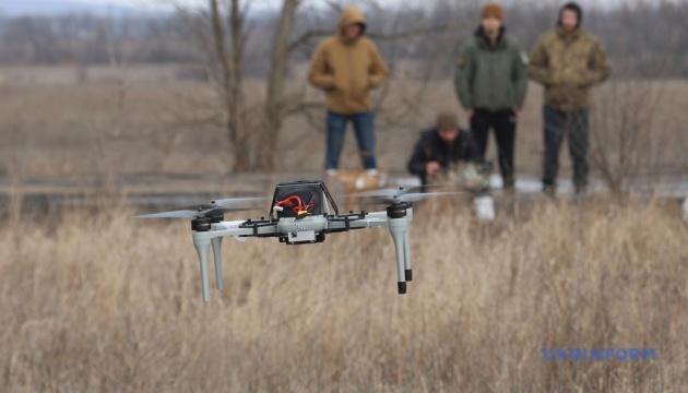 Бійці 13-ї бригади НГУ «Хартія» проводять тестування наземної станції керування безпілотного апарата Bumblebee / Фото: В'ячеслав Мадієвський, Укрінформ