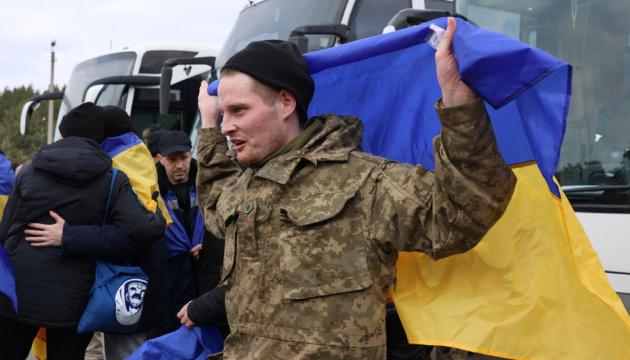 さらに３００人の防衛者と２人の民間人がロシアの拘束からウクライナに解放＝ゼレンシキー宇大統領