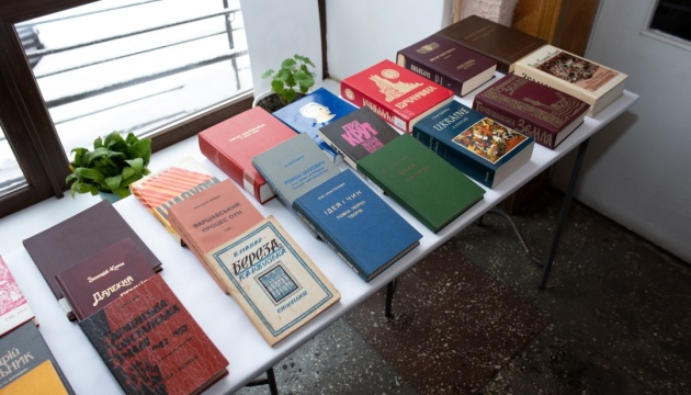 Мандрівка української бібліотеки з Торонто в Тернопіль