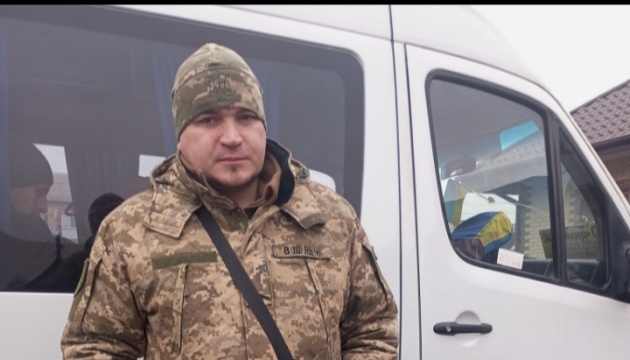 Із полону повернувся військовий з Житомирщини, якому дружина щомісяця писала листи