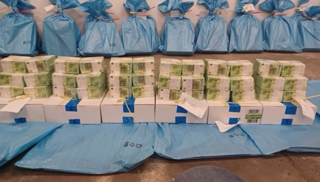 В Угорщині заявили про депортацію українських інкасаторів та показали конфісковані кошти