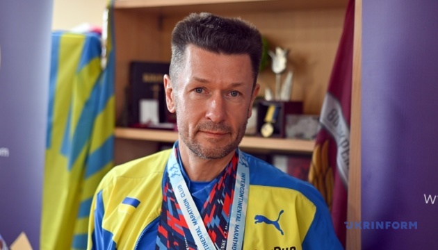 У Києві нагородили українця, який пробіг сім марафонів на семи континентах за тиждень