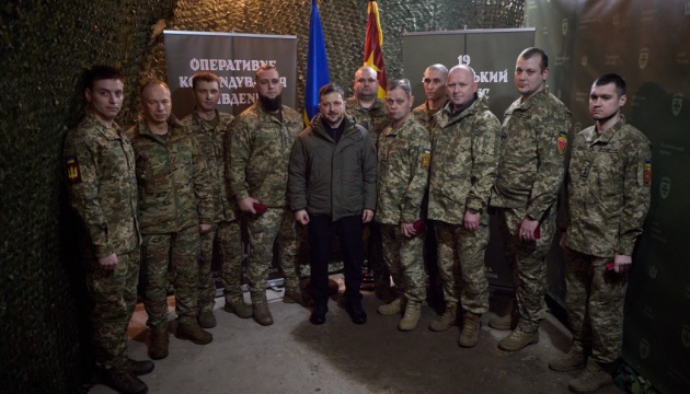 Зеленський нагородив бійців «Азову» та армійських корпусів, які захищають Словʼянсько-Краматорську агломерацію