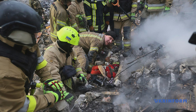 À Kharkiv, le corps de la neuvième victime a été retrouvé sous les décombres d'un immeuble détruit 