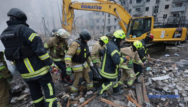 У Харкові тривають пошукові роботи на місці влучання ворожої ракети у житловий будинок / Фото: В'ячеслав Мадієвський, Укрінформ