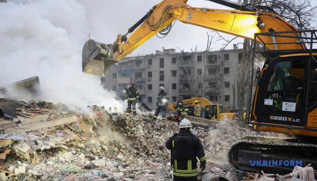 Удар по харківській багатоповерхівці: з-під завалів деблокували вже 11 загиблих