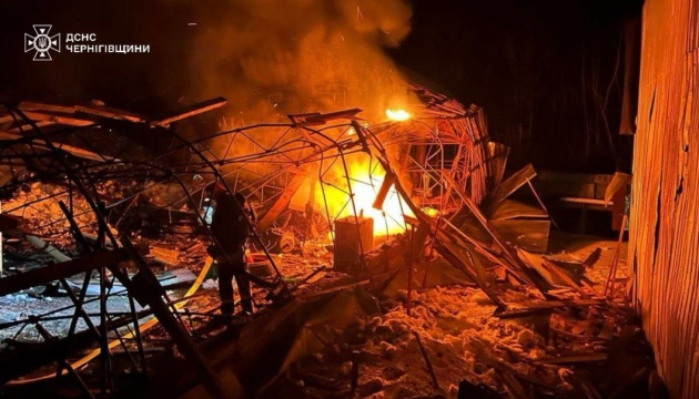 На Чернігівщині через обстріл знеструмлена ЛЕП, є пошкодження техніки та будівель