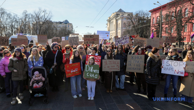 ソ連式の儀式と女性の新たな連帯の間の３月８日