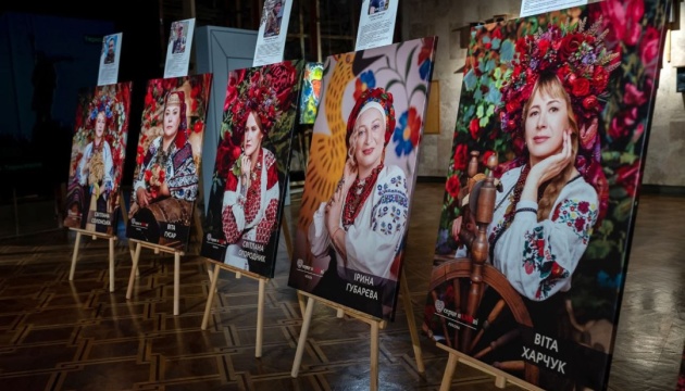 У Києві відкрили виставку, присвячену матерям та дружинам оборонців Маріуполя
