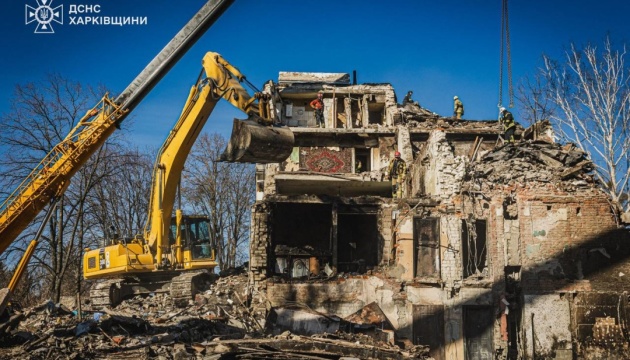 Le bilan de la frappe russe sur un immeuble à Kharkiv s’élève à onze morts, dont deux enfants, et seize blessés